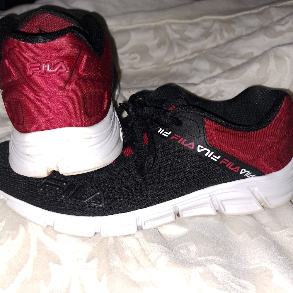 Mens FILA sneakers. Size 9.